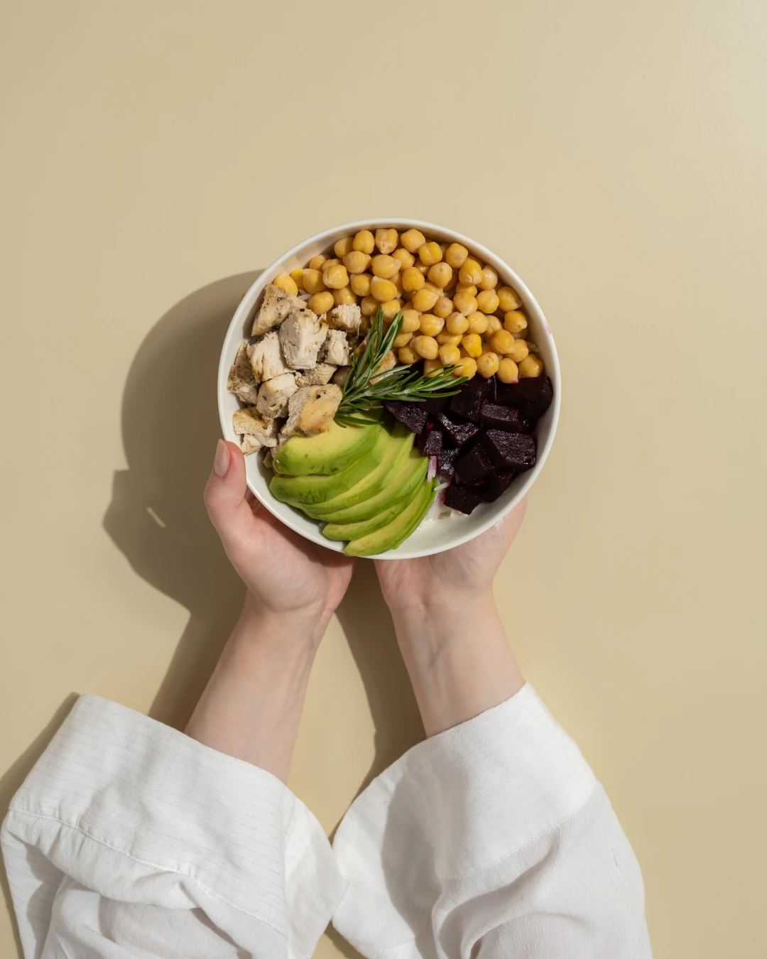 Bowl de nutrición saludable con garbanzos, aguacate y pollo